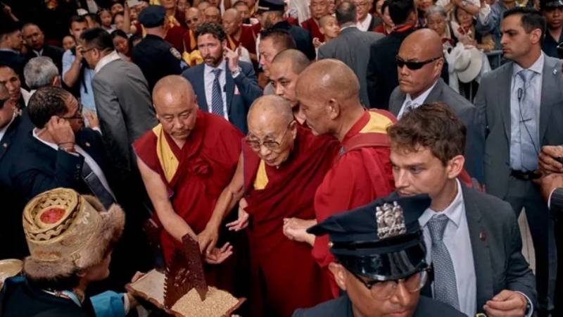 Dalai Lama, tedavi görmek için özel jetiyle ABD’ye gitti